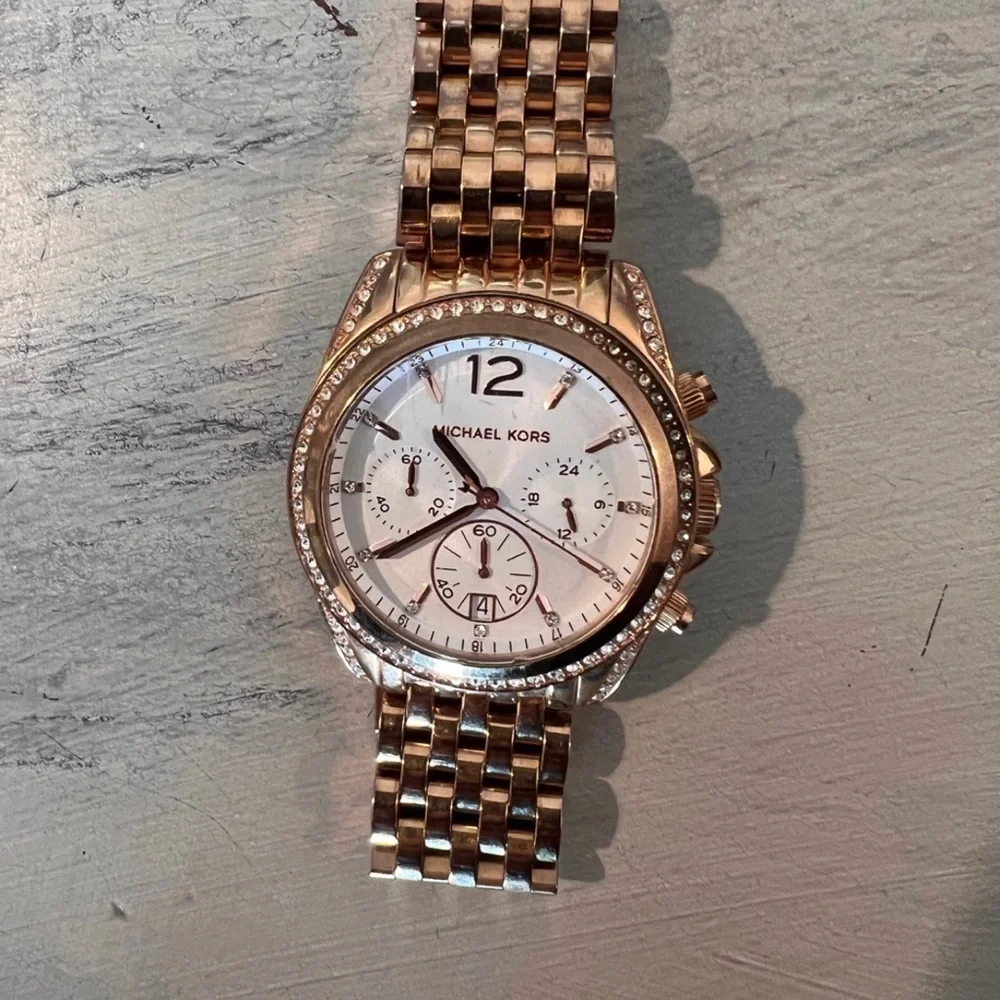 M.KORS-MK5836 Women's Pressley Chrono White Crystals White Dial Rose Gold Tone